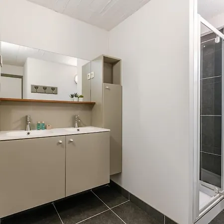 Casiola - Cosy Two Bedroom In Apartment *